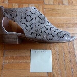 RIGHT SHOE ONLY Tamaris silver grey leather sandals  US 8.5.EU 39